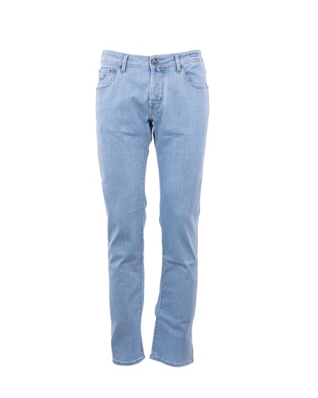 Shop JACOB COHEN  Jeans: Jacob Cohen denim cinque tasche.
Modello a cinque tasche con logo ricamato sul taschino.
Passanti al punto vita.
Chiusura con bottoni.
Patta interna ricamata con nome del pantalone e citazione del fondatore.
Salpa in cavallino blu con logo in ecopelle ricamato in posizione asimmetrica.
Include bandana con stampa Elegance e rocchetto di filo.
Profumati con l’esclusiva fragranza Jacob Cohën.
Composizione: 92% Cotone, 6% Elastomultiestere, 2% Elastan.
Made in Italy.. QE006 057 S2851-300D